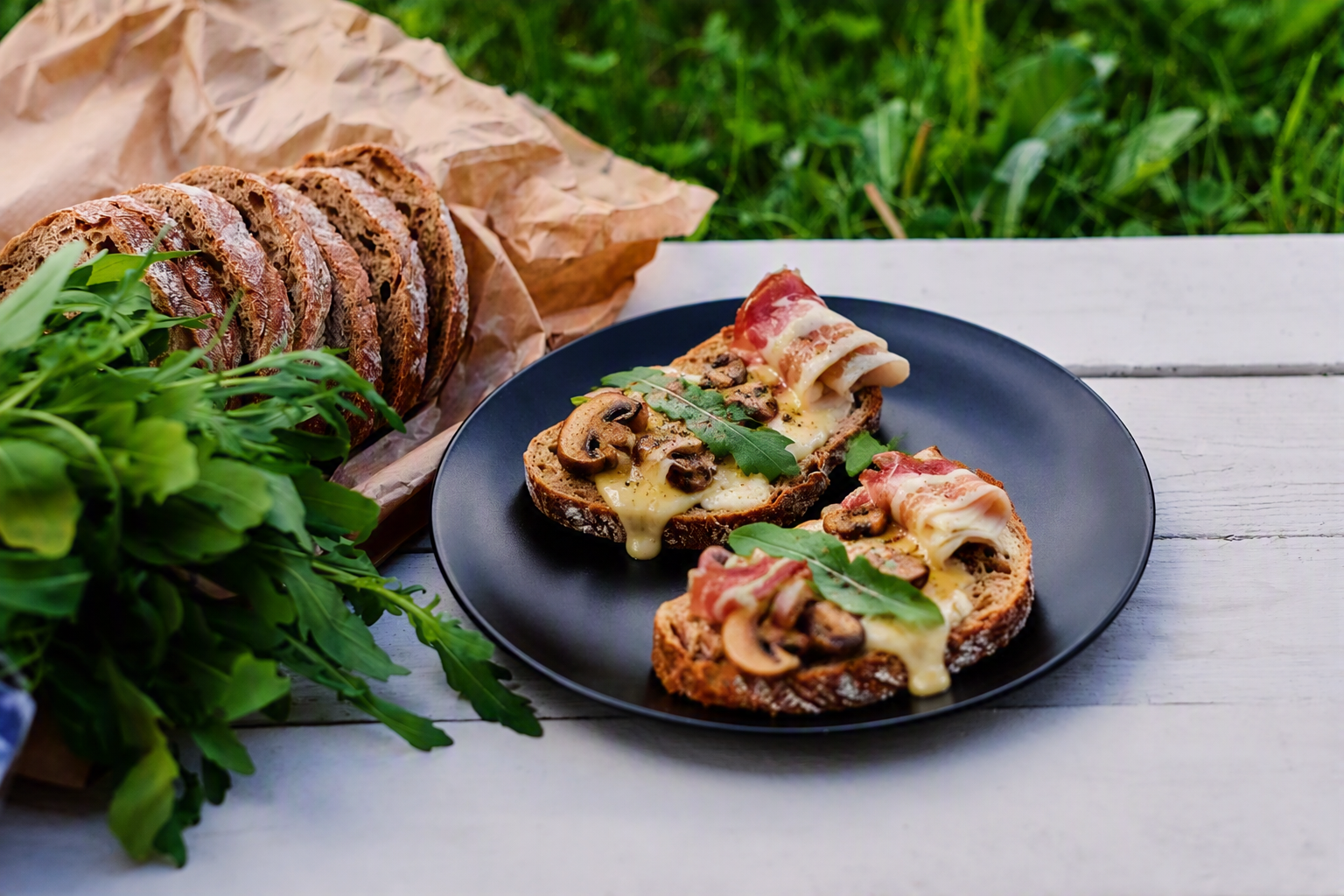 tartine chaude, chèvre, miel et jambon sec Le Grand’Tranche Maison Loste